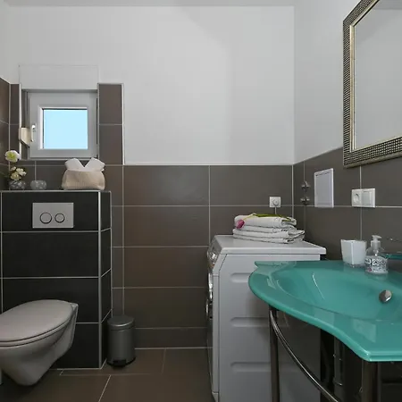Lovely In Okrug Gornji With Kitchen Trogir
