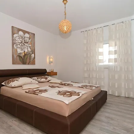 Lovely In Okrug Gornji With Kitchen Appartement *