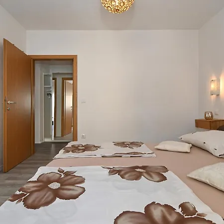 Appartement Lovely In Okrug Gornji With Kitchen *