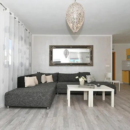 Lovely In Okrug Gornji With Kitchen *