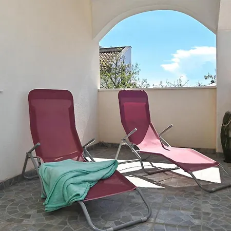 Lovely In Okrug Gornji With Kitchen Lägenhet