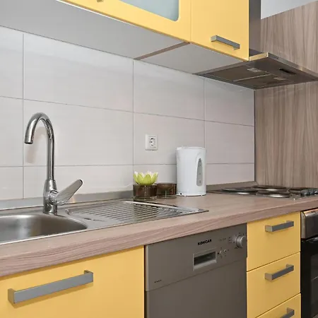 Lovely In Okrug Gornji With Kitchen Appartement